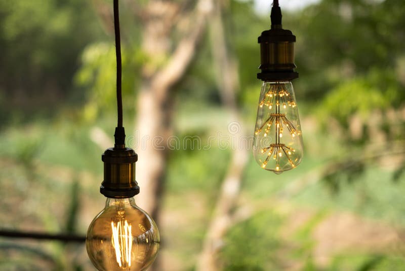 Retro- weißglühende geführte elektrische Lampe auf Unschärfehintergrund, WeinleseGlühlampe stockfotografie