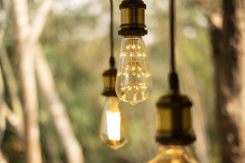 Retro- weißglühende geführte elektrische Lampe auf Unschärfehintergrund, WeinleseGlühlampe stockfotos