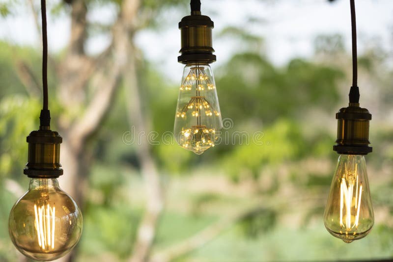 Retro- weißglühende geführte elektrische Lampe auf Unschärfehintergrund, WeinleseGlühlampe lizenzfreies stockbild
