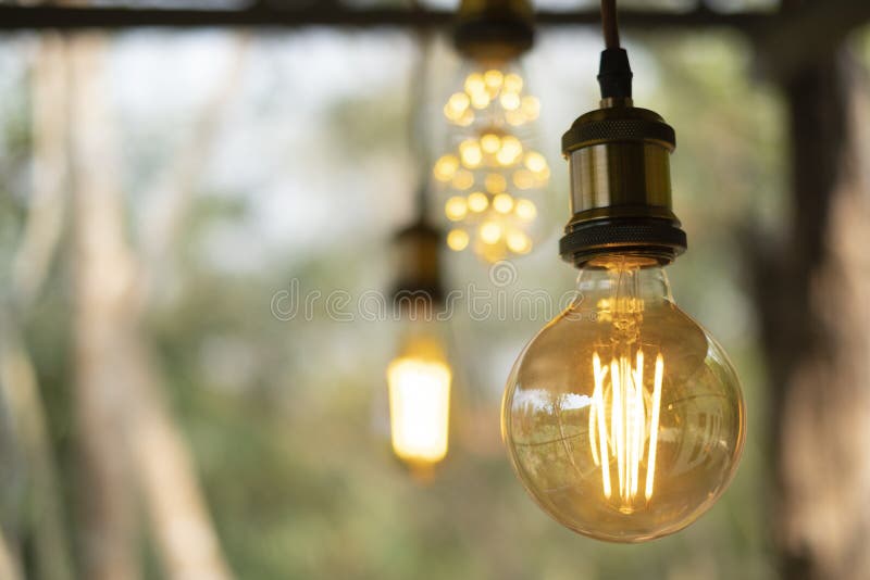 Retro- weißglühende geführte elektrische Lampe auf Unschärfehintergrund, WeinleseGlühlampe stockbild