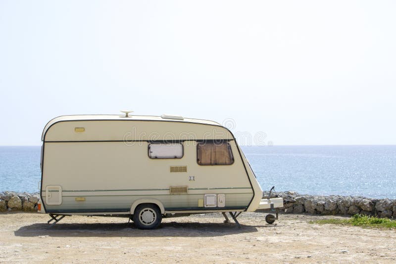 Retro- Wohnwagen nahe dem Meer lizenzfreie stockfotografie Retro- Wohnwagen nahe dem Meer lizenzfreie stockfotografie