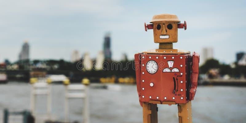 Retro- Zinnroboterspielzeugstadt-Hintergrund Konzept lizenzfreies stockfoto Retro- Zinnroboterspielzeugstadt-Hintergrund Konzept lizenzfreies stockfoto