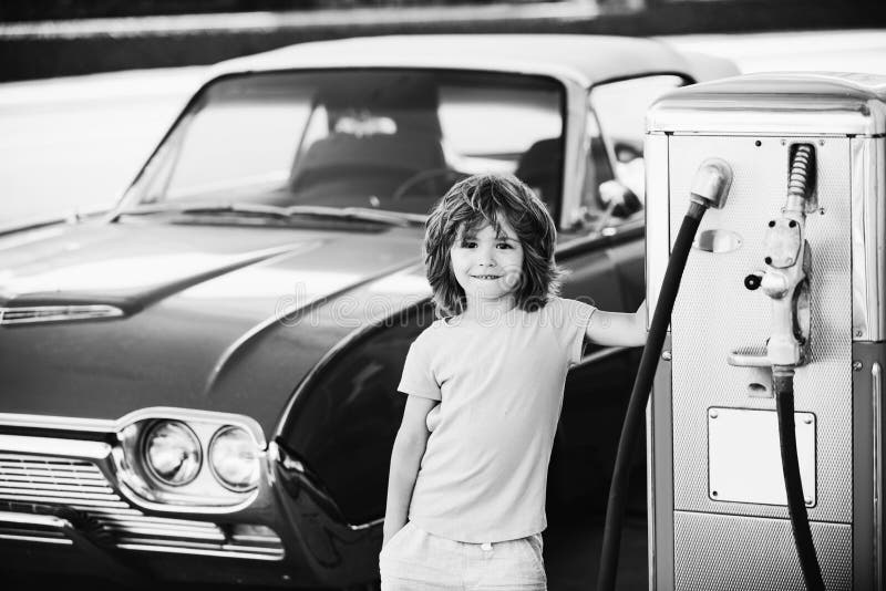 Kind Retro- Auto an Der Tankstelle Schürt Tanken Sie Füllen Mit