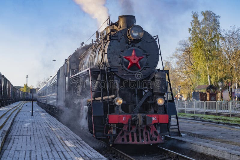 Retroritreno ruskeala express con una vecchia locomotiva a vapore sovietica della serie L immagine stock