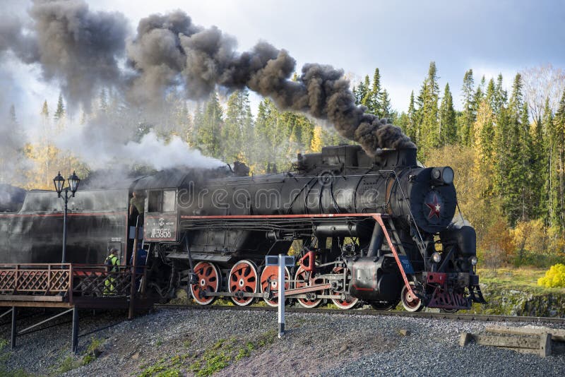 Retrotreno ruskeala express al binario. karelia russia immagine stock