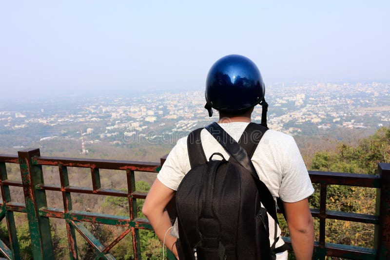 Retrovisione di giovane uomo turistico asiatico che osserva paesaggio urbano il punto di vista di Chiang Mai, Tailandia immagini stock Retrovisione di giovane uomo turistico asiatico che osserva paesaggio urbano il punto di vista di Chiang Mai, Tailandia immagini stock