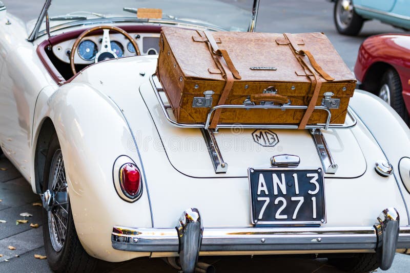 Retrovisione di MG automobile dell'annata di MGA 1960 - 61 con bagagli di cuoio ad una mostra d'annata delle automobili a Ancona, fotografia stock Retrovisione di MG automobile dell'annata di MGA 1960 - 61 con bagagli di cuoio ad una mostra d'annata delle automobili a Ancona, fotografia stock