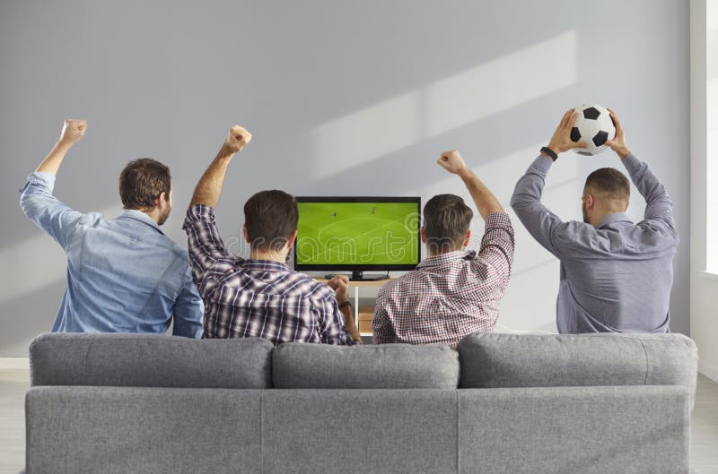 Pessoas assistindo futebol na tv