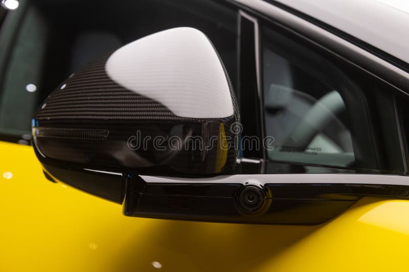 Detalhe em close-up de um espelho retrovisor de carro de luxo com câmara de estacionamento fotos de stock