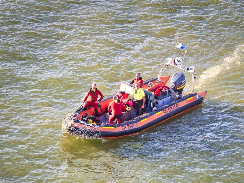 Rettungsmannschaft in der Aktion auf einem aufblasbaren Boot Auf der Seine in Frankreich, während der Armada lizenzfreie stockbilder Rettungsmannschaft in der Aktion auf einem aufblasbaren Boot Auf der Seine in Frankreich, während der Armada lizenzfreie stockbilder