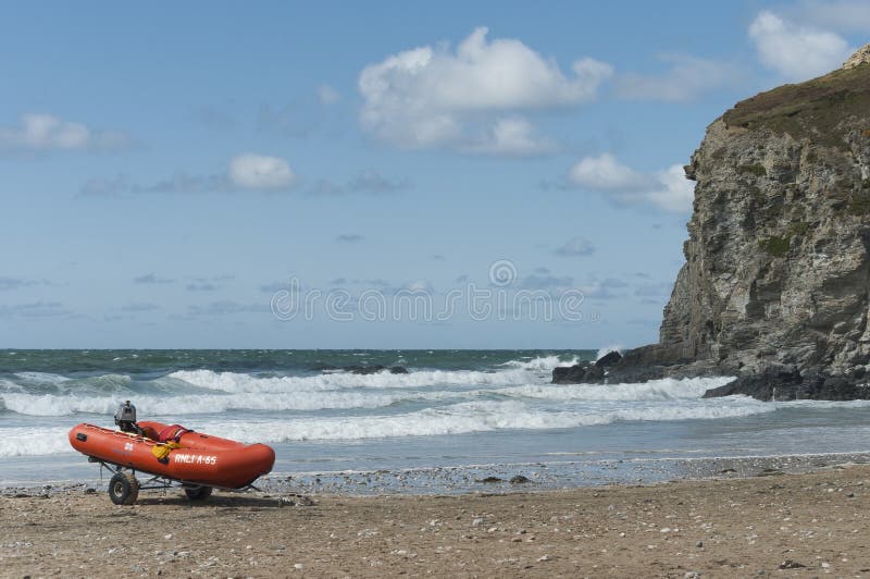 Rettungsschlauchboot und -klippen lizenzfreie stockfotografie Rettungsschlauchboot und -klippen lizenzfreie stockfotografie