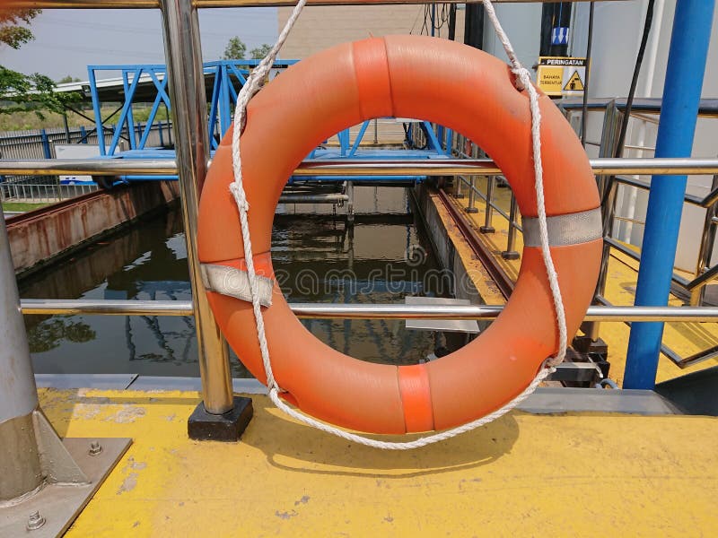 Rettungsschwimmer, um Menschen zu helfen, die nicht schwimmen können. Rettungsschwimmer, um Menschen zu helfen, die das erste Rettungstool für ertrinkende Menschen nicht schwimmen können