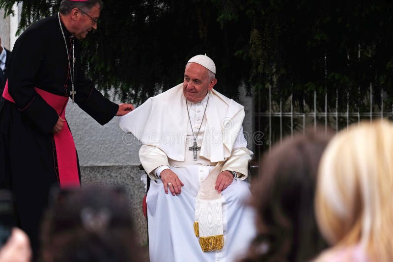 Reuni?o do Papa Francisco com os jovens na frente da catedral em Skopje