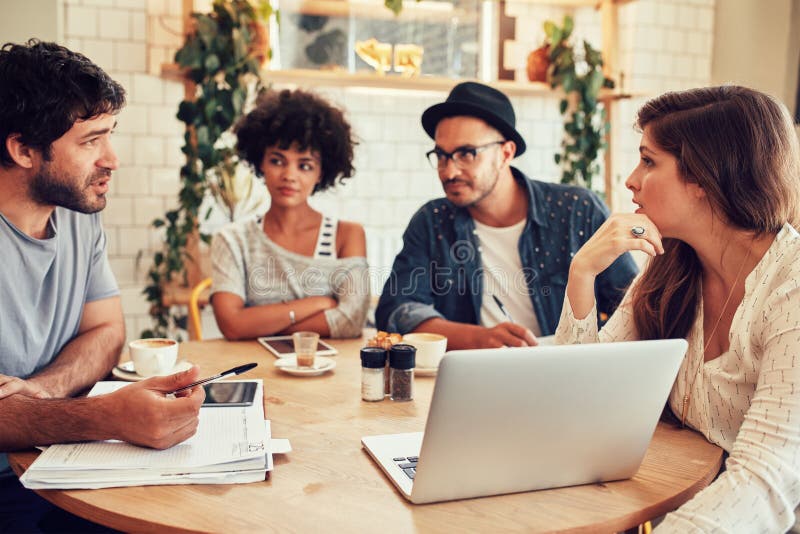Reunião criativa da equipe em uma cafetaria para a discussão do negócio fotos de stock Reunião criativa da equipe em uma cafetaria para a discussão do negócio fotos de stock