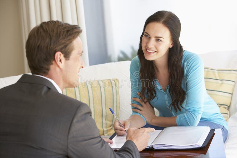 Reunião da mulher com conselheiro financeiro em casa