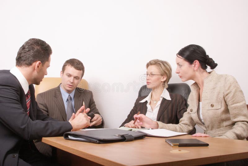 Reunião de negócio de 4 pessoas