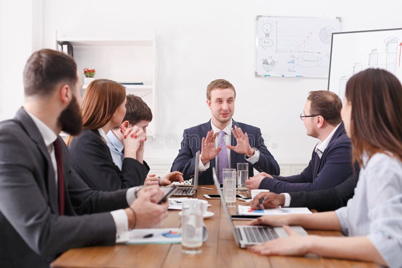 Reunião de negócio O chefe fala aos empregados Acordo, planeando fotografia de stock royalty free