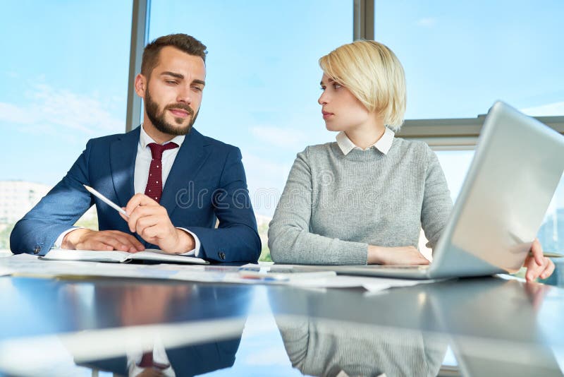 Reunião de negócios de empresários novos imagens de stock Reunião de negócios de empresários novos imagens de stock