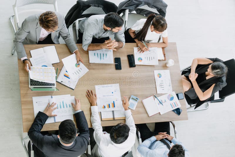 Reunião do homem de negócios com o colega no escritório da sala de reunião da vista superior imagens de stock royalty free Reunião do homem de negócios com o colega no escritório da sala de reunião da vista superior imagens de stock royalty free