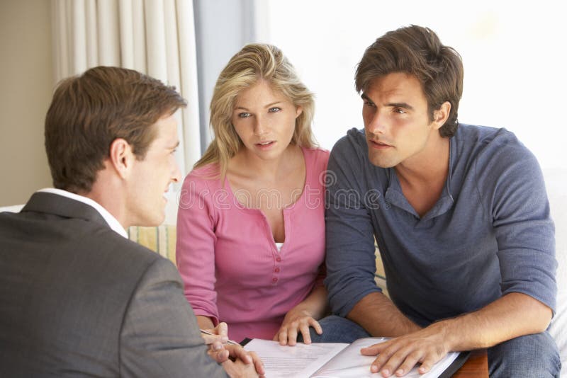 Reunião dos pares com conselheiro financeiro em casa