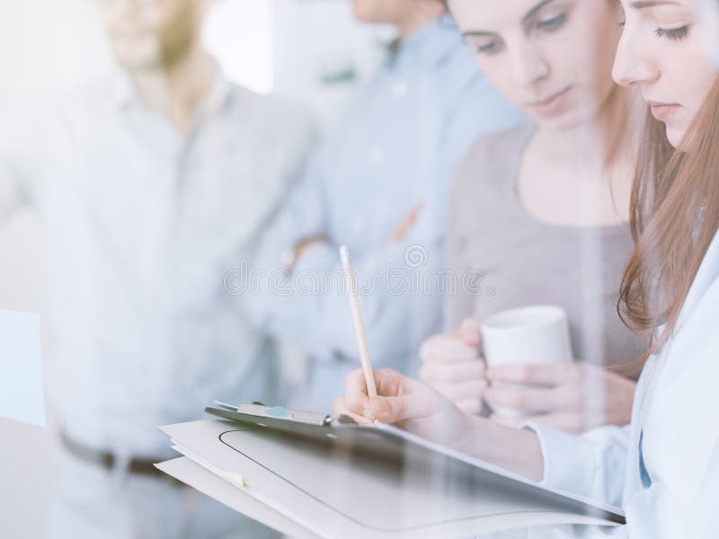 Reunião nova da equipe do negócio no escritório imagem de stock Reunião nova da equipe do negócio no escritório imagem de stock