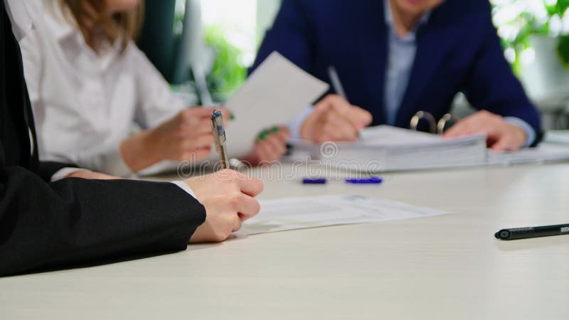 Reunión de colaboración con un grupo diverso de miembros del equipo profesional para compartir ideas almacen de video