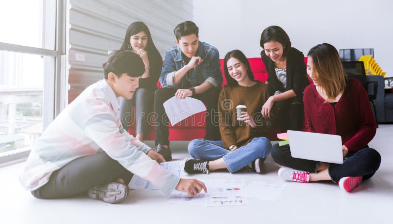 Reunión de grupo adolescente asiática joven discutir o inspirarse la estrategia empresarial que hace proyecto en oficina moderna imágenes de archivo libres de regalías Reunión de grupo adolescente asiática joven discutir o inspirarse la estrategia empresarial que hace proyecto en oficina moderna imágenes de archivo libres de regalías
