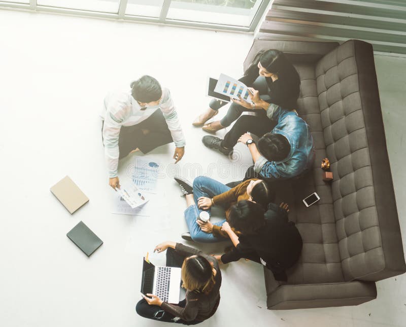 Reunión de grupo adolescente asiática joven discutir o inspirarse la estrategia empresarial que hace proyecto en oficina moderna fotografía de archivo Reunión de grupo adolescente asiática joven discutir o inspirarse la estrategia empresarial que hace proyecto en oficina moderna fotografía de archivo