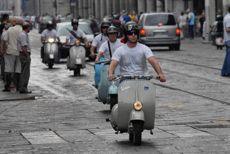 Reunión de la motocicleta del ` italiano del Vespa del ` de la vespa del vintage imagen de archivo Reunión de la motocicleta del ` italiano del Vespa del ` de la vespa del vintage imagen de archivo