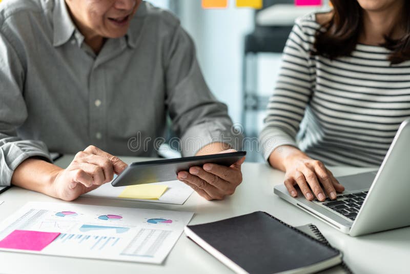 Reunión del plan de marketing de consulta y discusión de colegas del equipo de negocios sobre el informe financiero y análisis de imagen de archivo