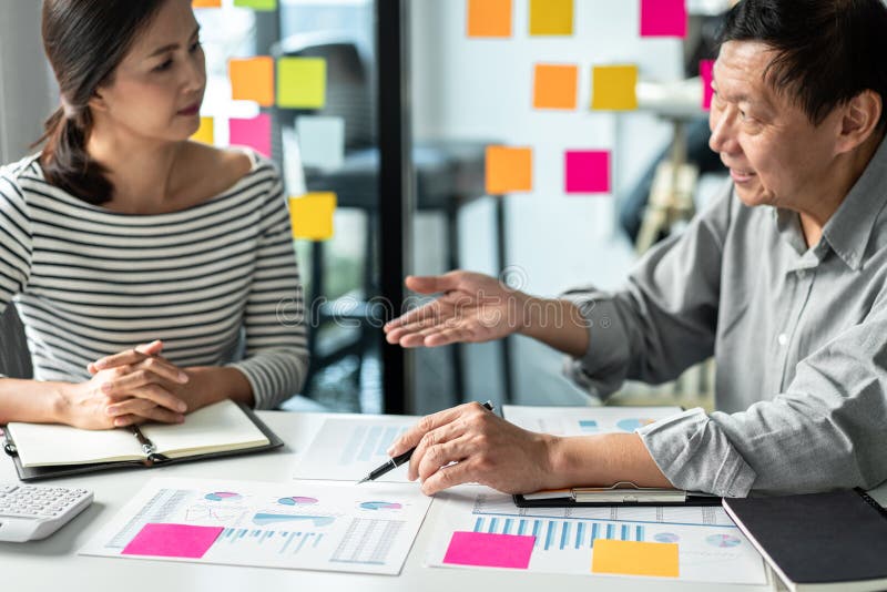 Reunión del plan de marketing de consulta y discusión de colegas del equipo de negocios sobre el informe financiero y análisis de imagen de archivo
