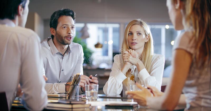 Reunión del trabajo del equipo del negocio corporativo en la oficina El cuatro hablar caucásicos del grupo de la gente del hombre