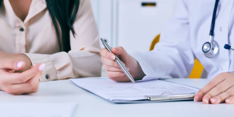 Reunión femenina del doctor con un paciente en la oficina, ella está dando una prescripción a la mujer Apenas entrega la tabla imágenes de archivo libres de regalías Reunión femenina del doctor con un paciente en la oficina, ella está dando una prescripción a la mujer Apenas entrega la tabla imágenes de archivo libres de regalías