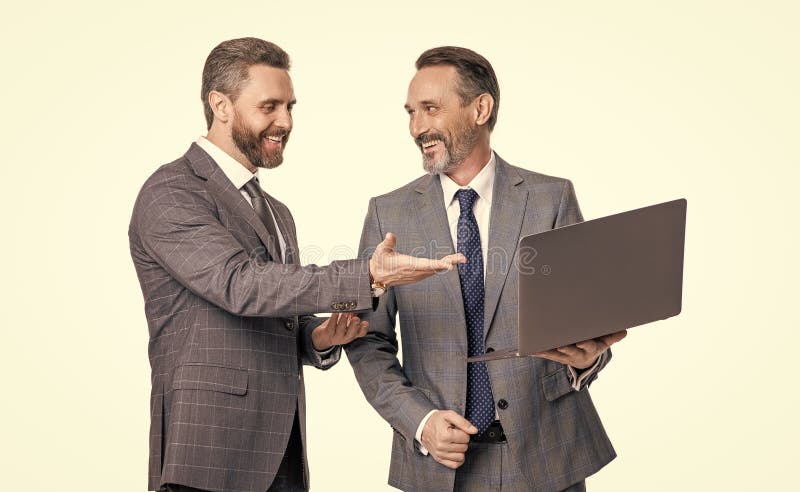 Reunión remota. blog de freelance men en línea. trabajo independiente en línea. hombres de negocios que usan laptop para trabajar imagenes de archivo