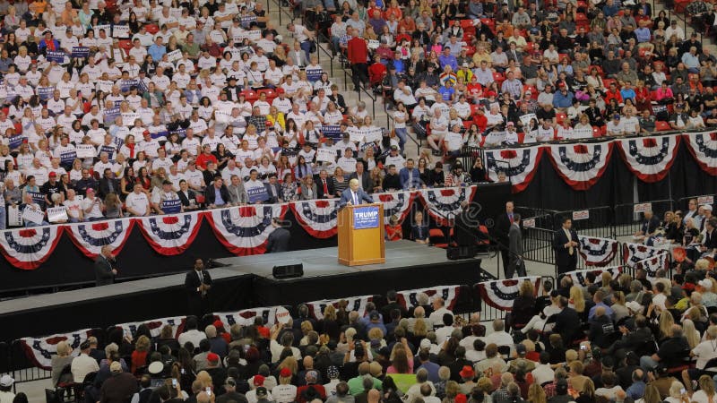 Reunión republicana de la campaña de Donald Trump del candidato presidencial en la arena y el casino del sur del punto en Las Veg imagenes de archivo Reunión republicana de la campaña de Donald Trump del candidato presidencial en la arena y el casino del sur del punto en Las Veg imagenes de archivo