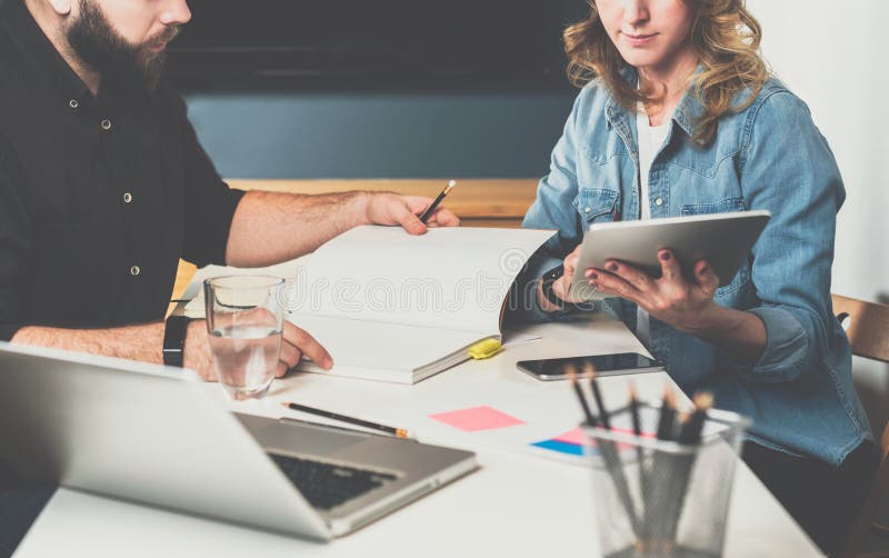 Reunión unívoca Reunión de negocios Trabajo en equipo Hombre de negocios y empresaria que se sientan en la tabla foto de archivo libre de regalías Reunión unívoca Reunión de negocios Trabajo en equipo Hombre de negocios y empresaria que se sientan en la tabla foto de archivo libre de regalías
