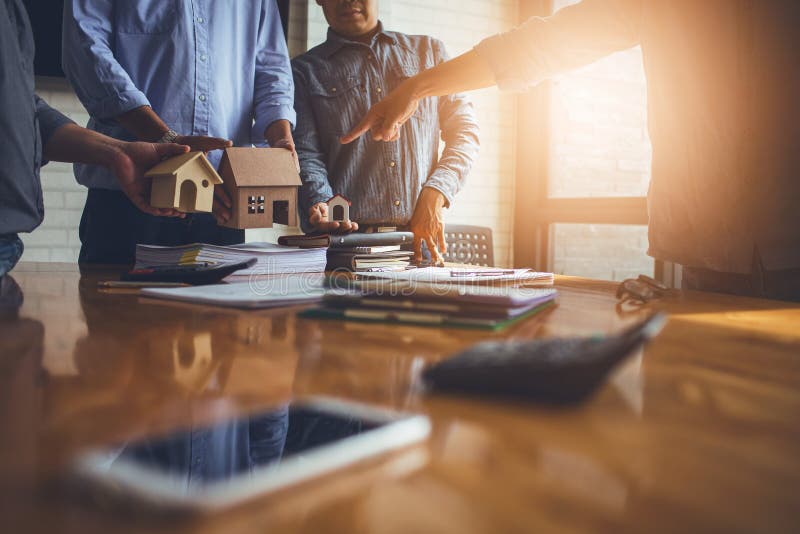 Reuniões de negócios dos corretores imobiliários e dos presidentes da empresa fotos de stock Reuniões de negócios dos corretores imobiliários e dos presidentes da empresa fotos de stock