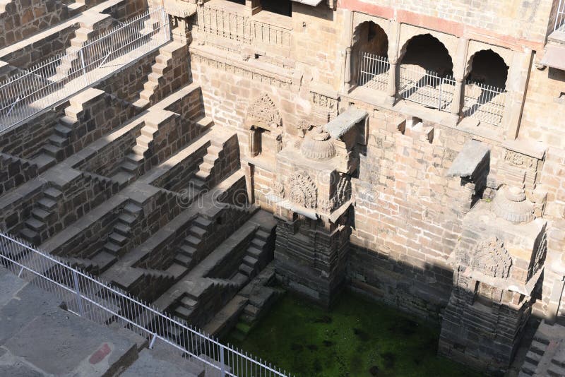 Reus stepwell van abhaneri in Rajasthan, India Het werd gebouwd door Koning Chanda van de Nikumbha-Dynastie tussen 800 - 900AD stock foto Reus stepwell van abhaneri in Rajasthan, India Het werd gebouwd door Koning Chanda van de Nikumbha-Dynastie tussen 800 - 900AD stock foto