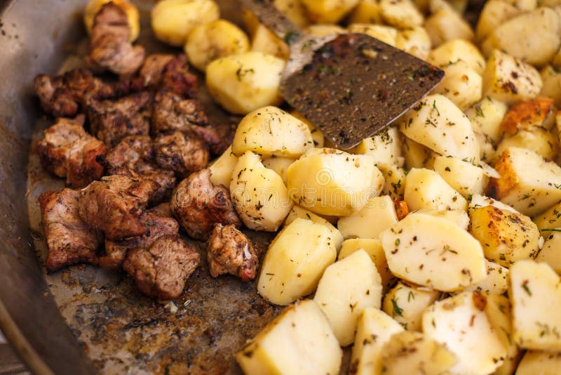 Reusachtige Schotel met gebraden aardappelsworsten en barbecue Straatvoedsel stock foto Reusachtige Schotel met gebraden aardappelsworsten en barbecue Straatvoedsel stock foto