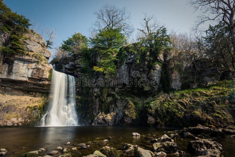 Reusachtige zwaar Stromende Waterval in de Dallen van Yorkshire, het UK royalty-vrije stock fotografie Reusachtige zwaar Stromende Waterval in de Dallen van Yorkshire, het UK royalty-vrije stock fotografie