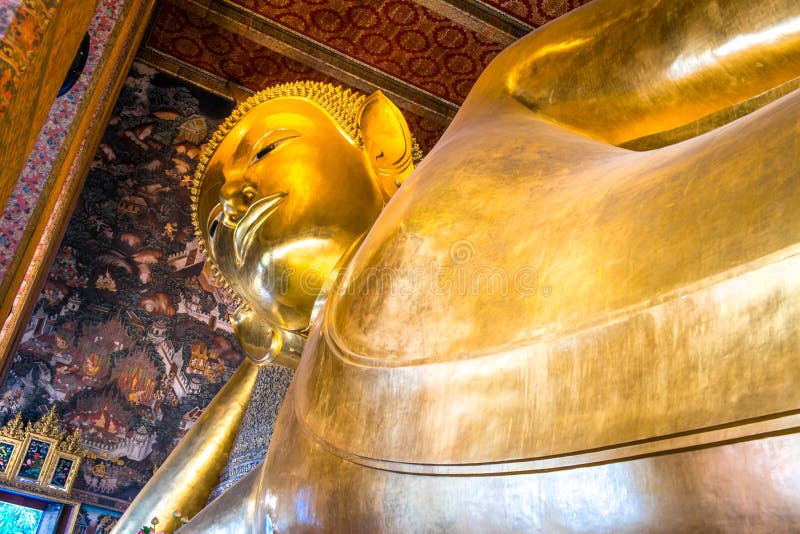 Reuze gouden het doen leunen Boedha standbeeld De tempel van Pho van Wat royalty-vrije stock afbeeldingen Reuze gouden het doen leunen Boedha standbeeld De tempel van Pho van Wat royalty-vrije stock afbeeldingen