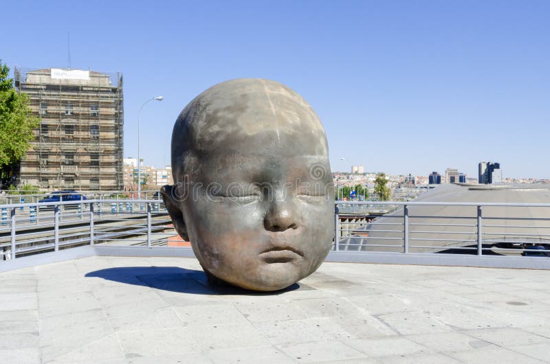 Reuzebaby hoofdbeeldhouwwerk in Atocha Madrid Spanje stock foto Reuzebaby hoofdbeeldhouwwerk in Atocha Madrid Spanje stock foto
