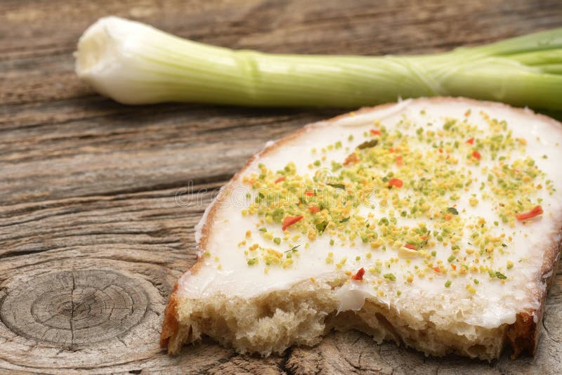 Reuzel op naar huis gebakken brood wordt uitgespreid dat stock afbeelding Reuzel op naar huis gebakken brood wordt uitgespreid dat stock afbeelding