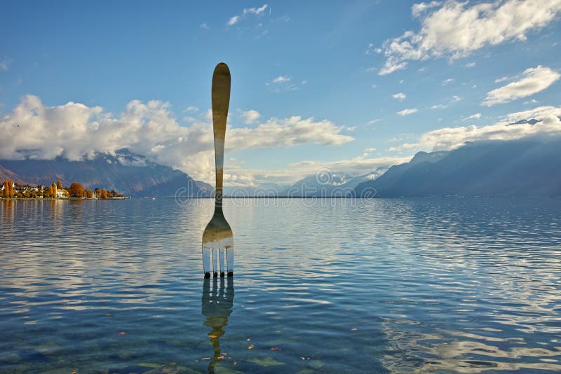 Reuzestaalvork in water van het meer van Genève, Vevey stock afbeelding Reuzestaalvork in water van het meer van Genève, Vevey stock afbeelding
