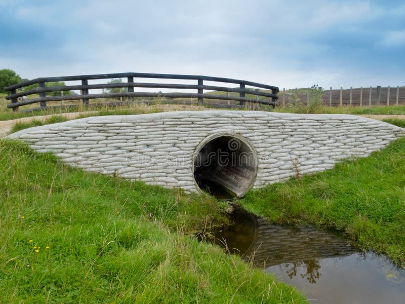 Photo libre de droit de Nouveau Tuyau De Ponceau De Drainage En Métal  Ondulé Installé Dans Le Fossé Sous La Route banque d'images et plus  d'images libres de droit de Route 