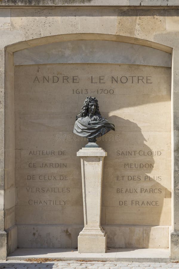 Reviente al arquitecto paisajista André Le Notre en el jardín de Tuileries en París fotografía de archivo Reviente al arquitecto paisajista André Le Notre en el jardín de Tuileries en París fotografía de archivo