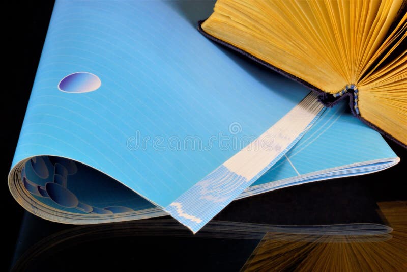 Revista y libro - un tipo de productos impresos, una fuente de conocimiento importante El libro es un trabajo literario o científ imágenes de archivo libres de regalías Revista y libro - un tipo de productos impresos, una fuente de conocimiento importante El libro es un trabajo literario o científ imágenes de archivo libres de regalías