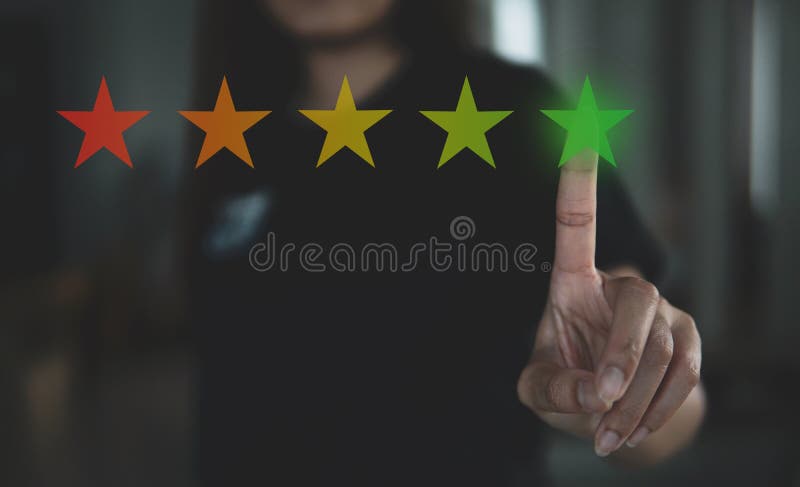 Revizuirea de către client a conceptului de evaluare de calitate, manual, presând cinci stele pe ecran vizual și mărturiile pozitive ale clienților.