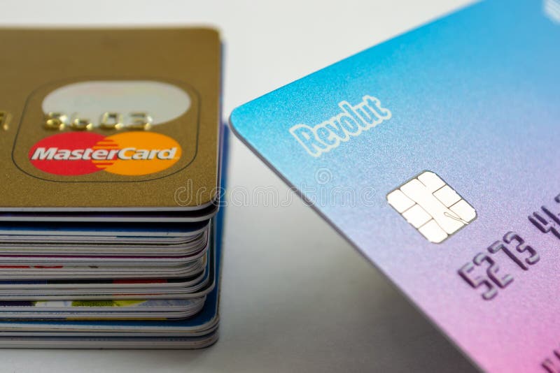 Revolut-Chipkarte nahe bei einem Stapel Debet und Kreditkarten mit einem MasterCard auf die Oberseite stockfotografie Revolut-Chipkarte nahe bei einem Stapel Debet und Kreditkarten mit einem MasterCard auf die Oberseite stockfotografie
