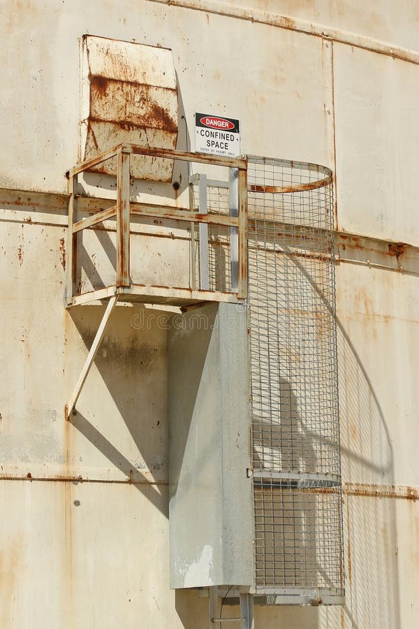 Rewolucjonistka, czarny i biały niebezpieczeństwo, Ograniczający Astronautyczny znak ostrzegawczy na powierzchowności silos zdjęcia royalty free Rewolucjonistka, czarny i biały niebezpieczeństwo, Ograniczający Astronautyczny znak ostrzegawczy na powierzchowności silos zdjęcia royalty free